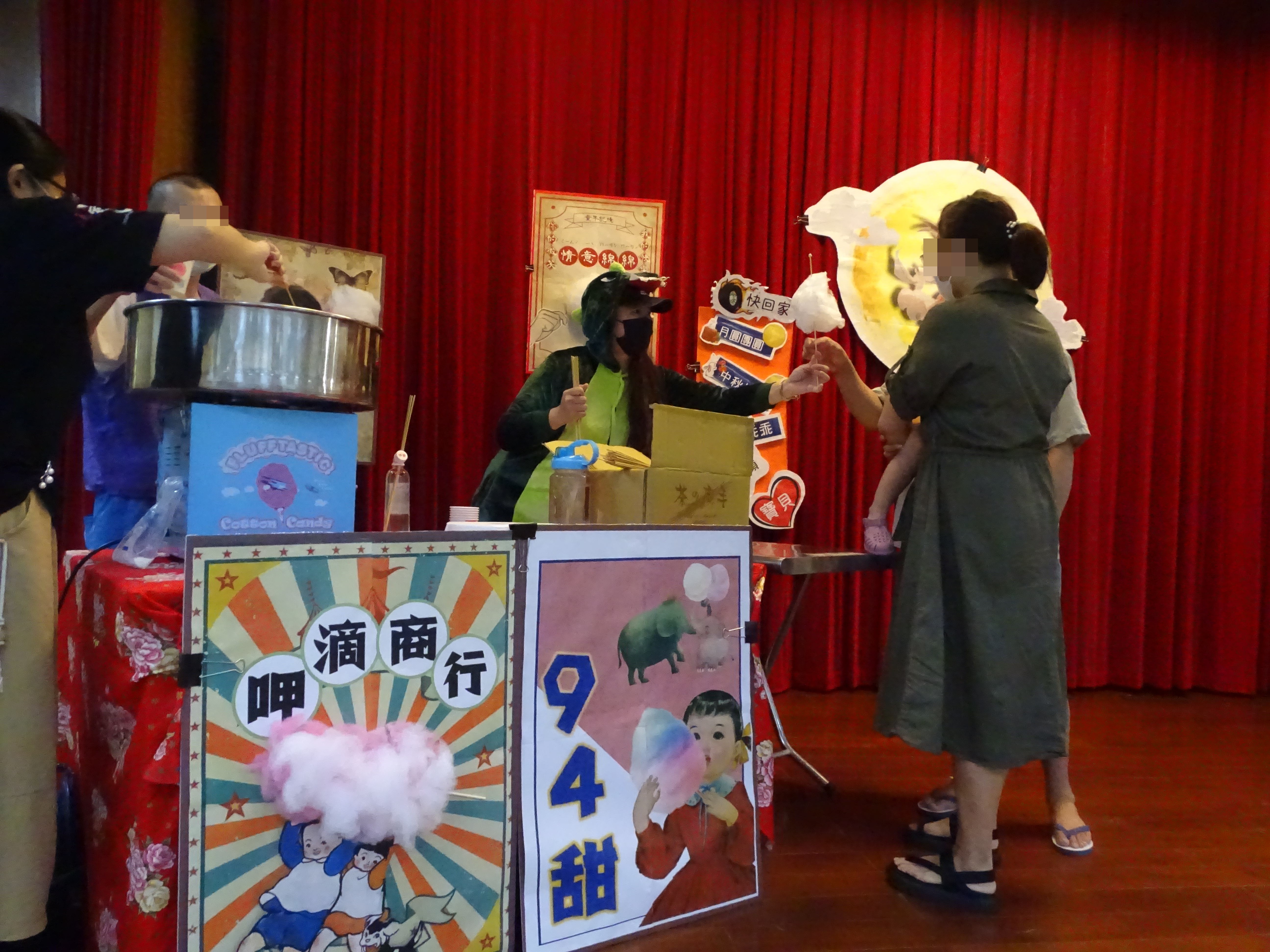 活動現場發送棉花糖與家屬同歡