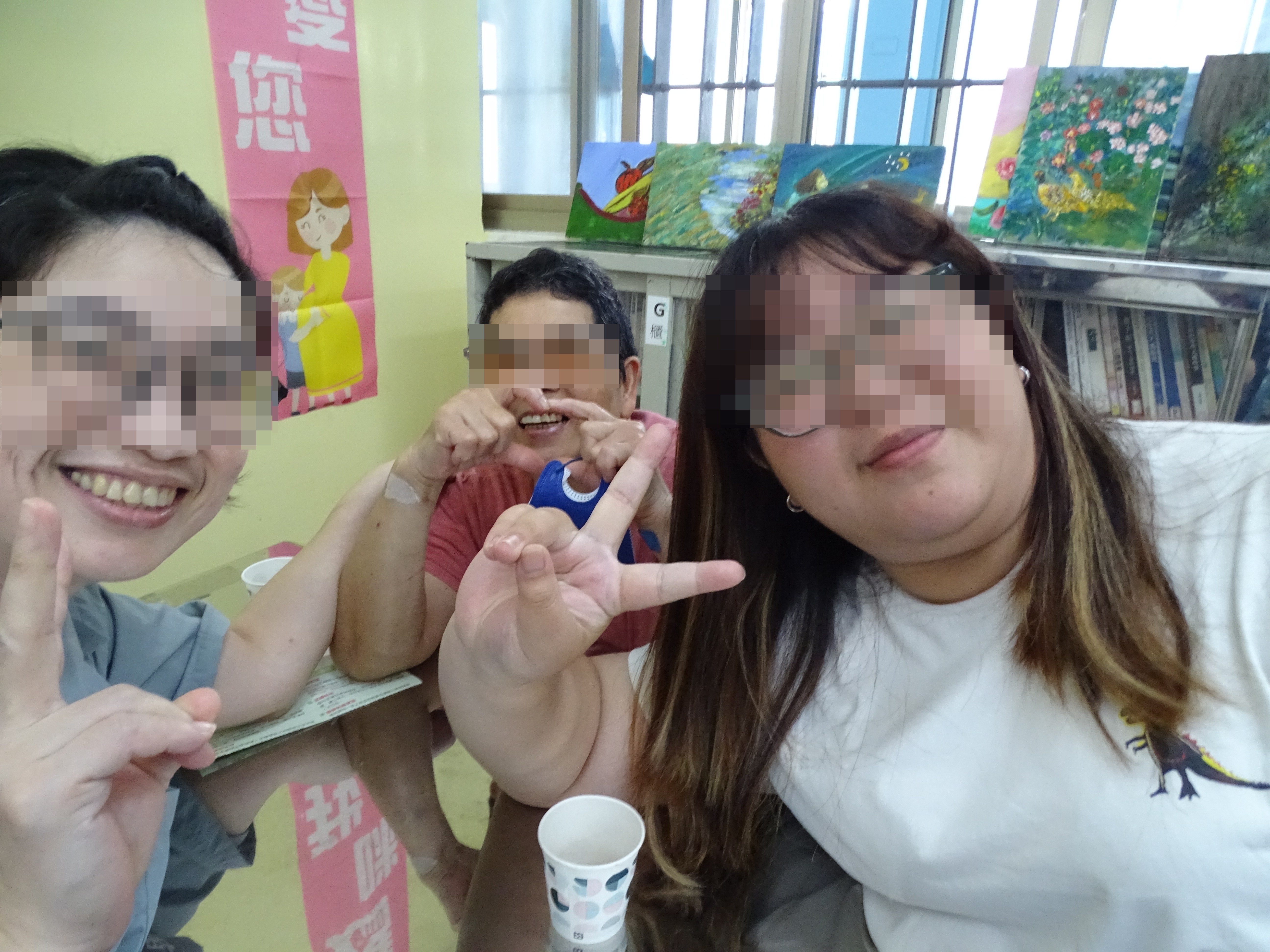 女所收容人相見笑開懷